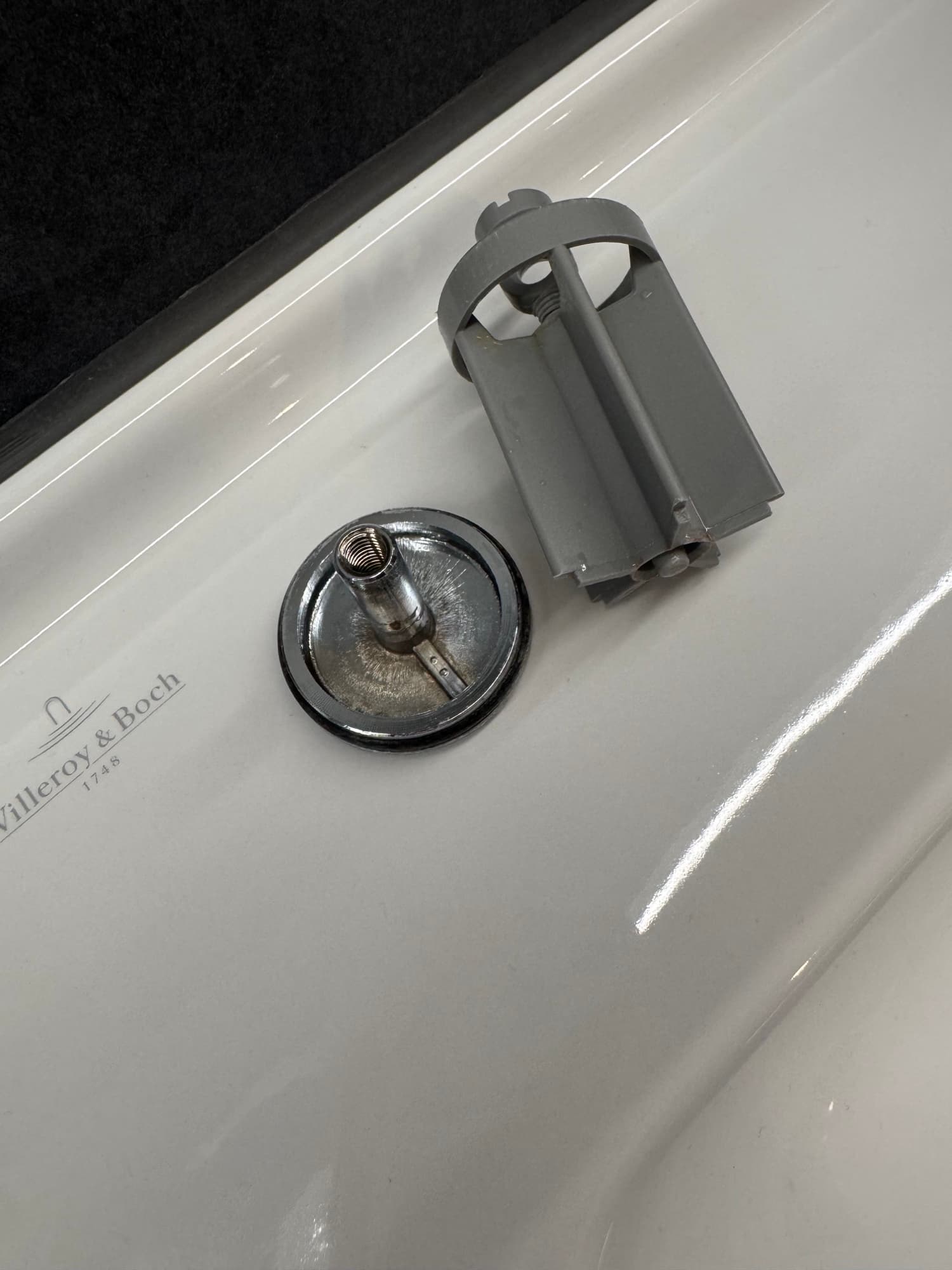 Gründlich gereinigte Badewanne im Detail