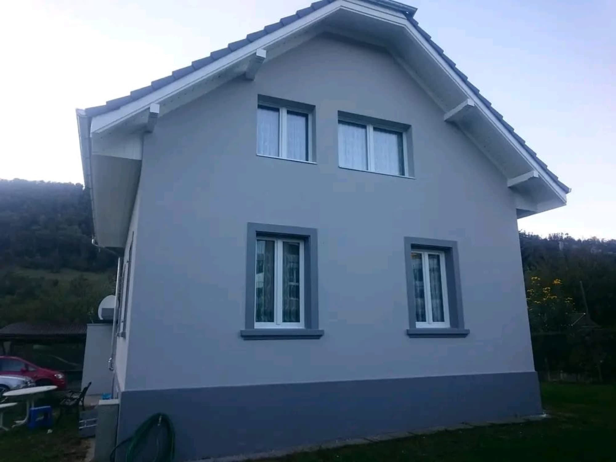 Komplett renoviertes Einfamilienhaus mit grauem Aussenanstrich