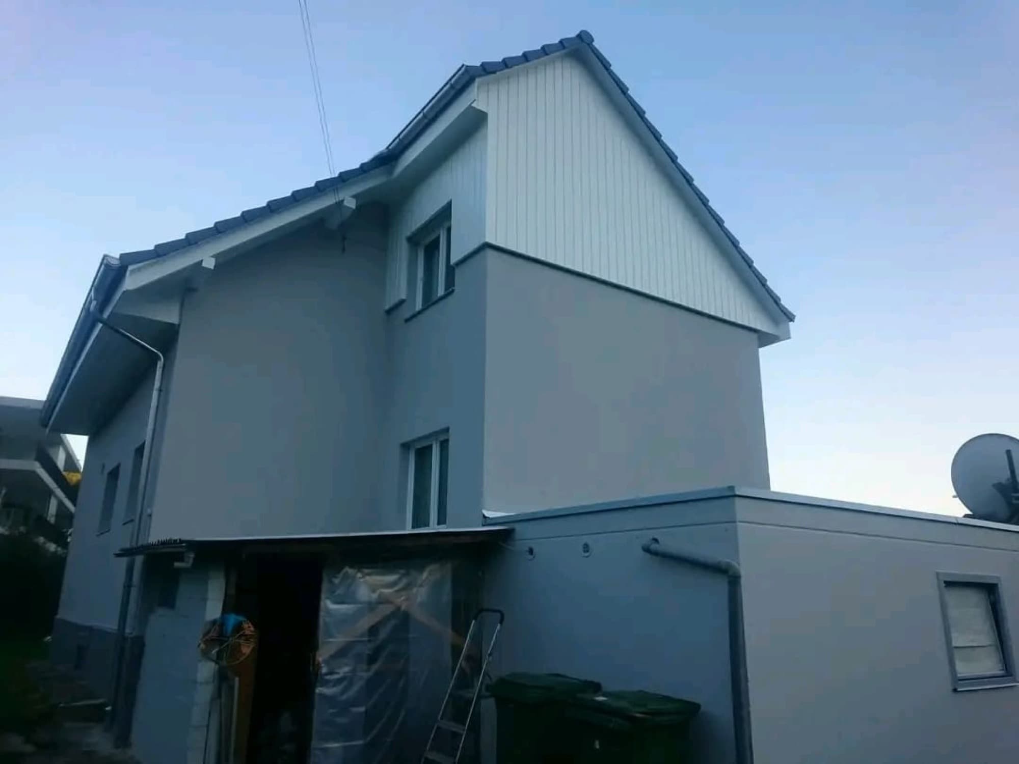 Aussenanstrich eines Einfamilienhauses in Grautönen