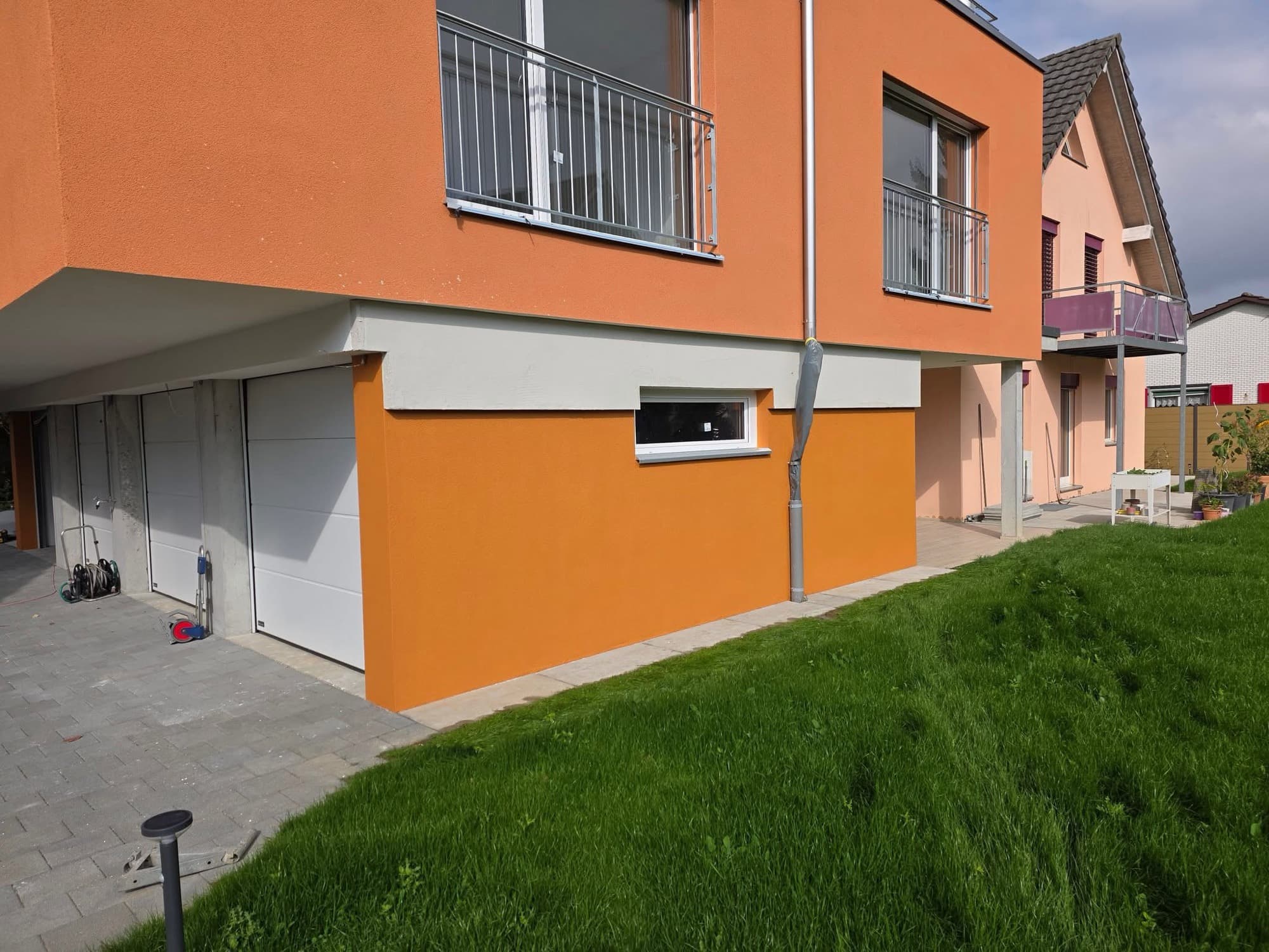 Frisch gestrichene Aussenfassade in Orange und Grau