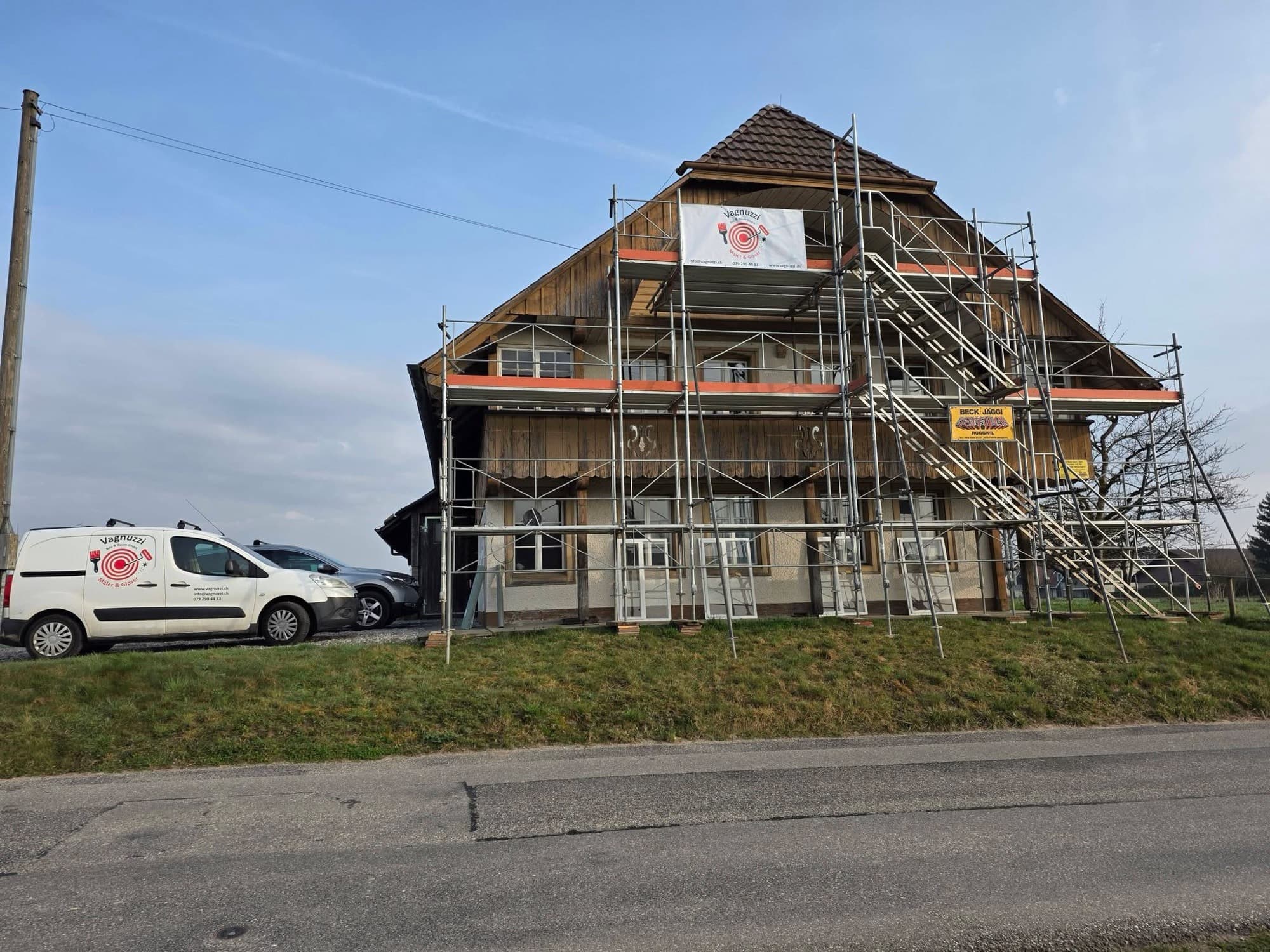 Eingerüstete Baustelle mit Vagnuzzi-Fahrzeug