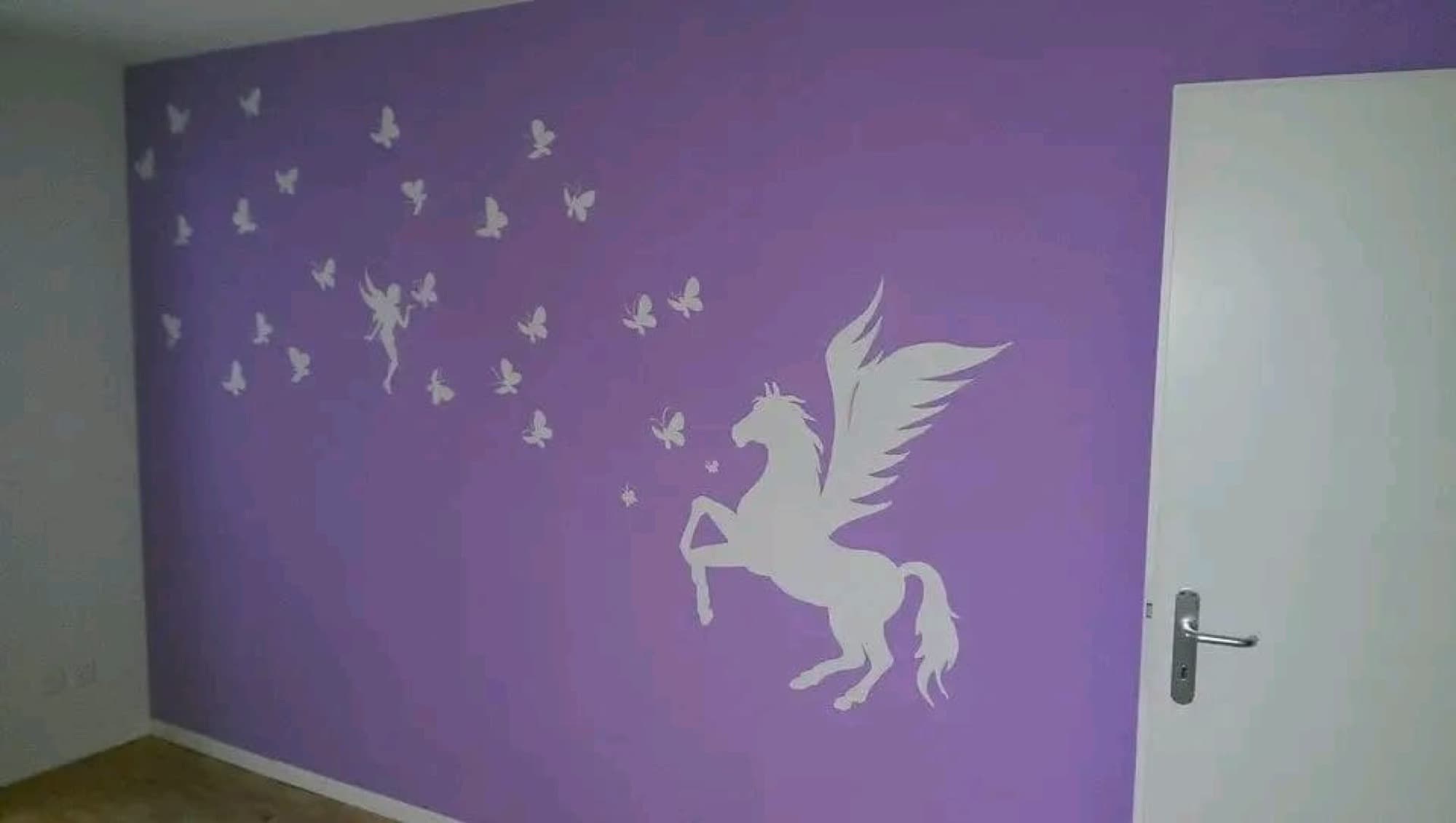 Dekorative Wandgestaltung im Kinderzimmer - Pegasus auf violetter Wand