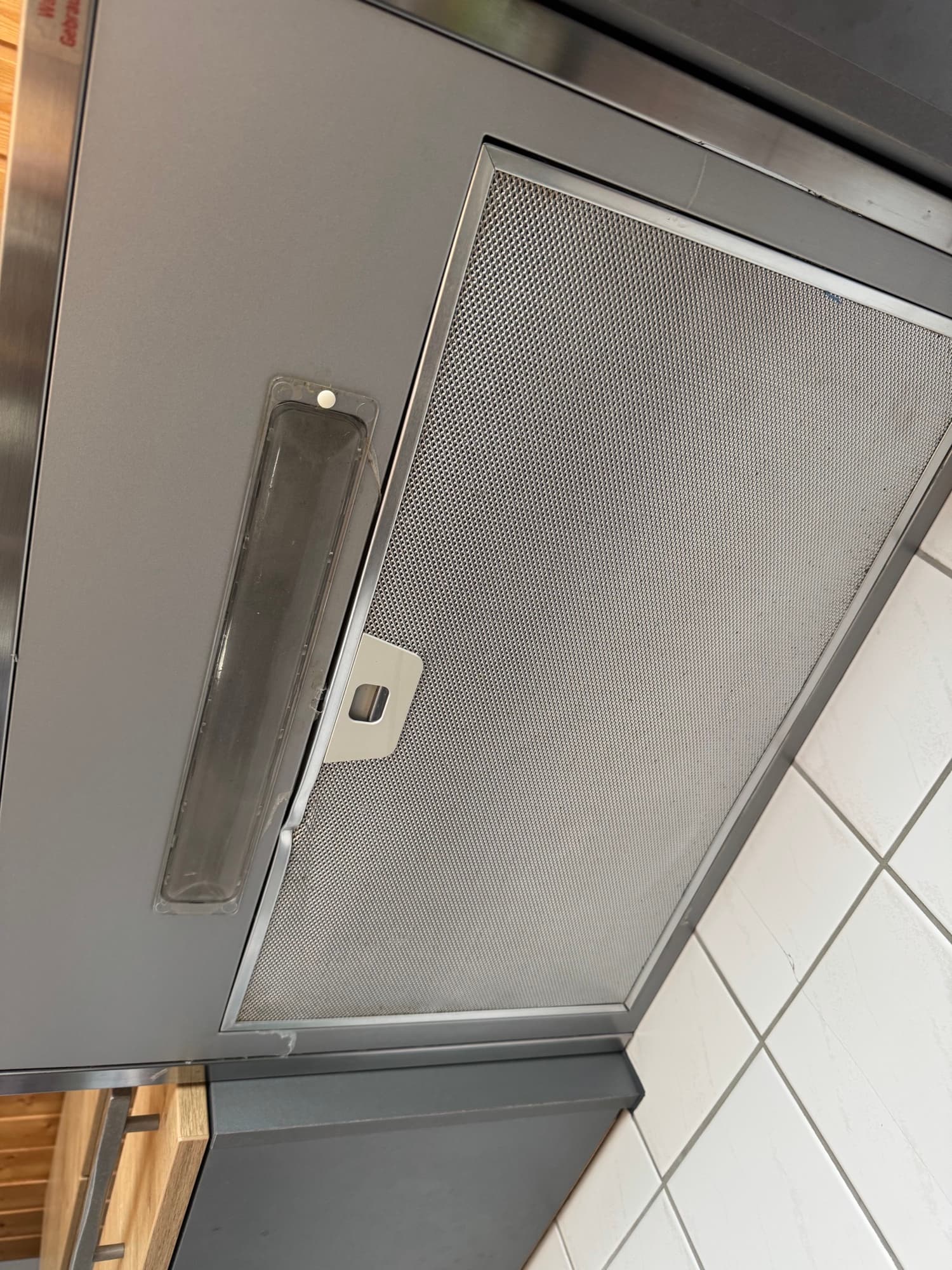 Gereinigter Dunstabzugsfilter in der Küche