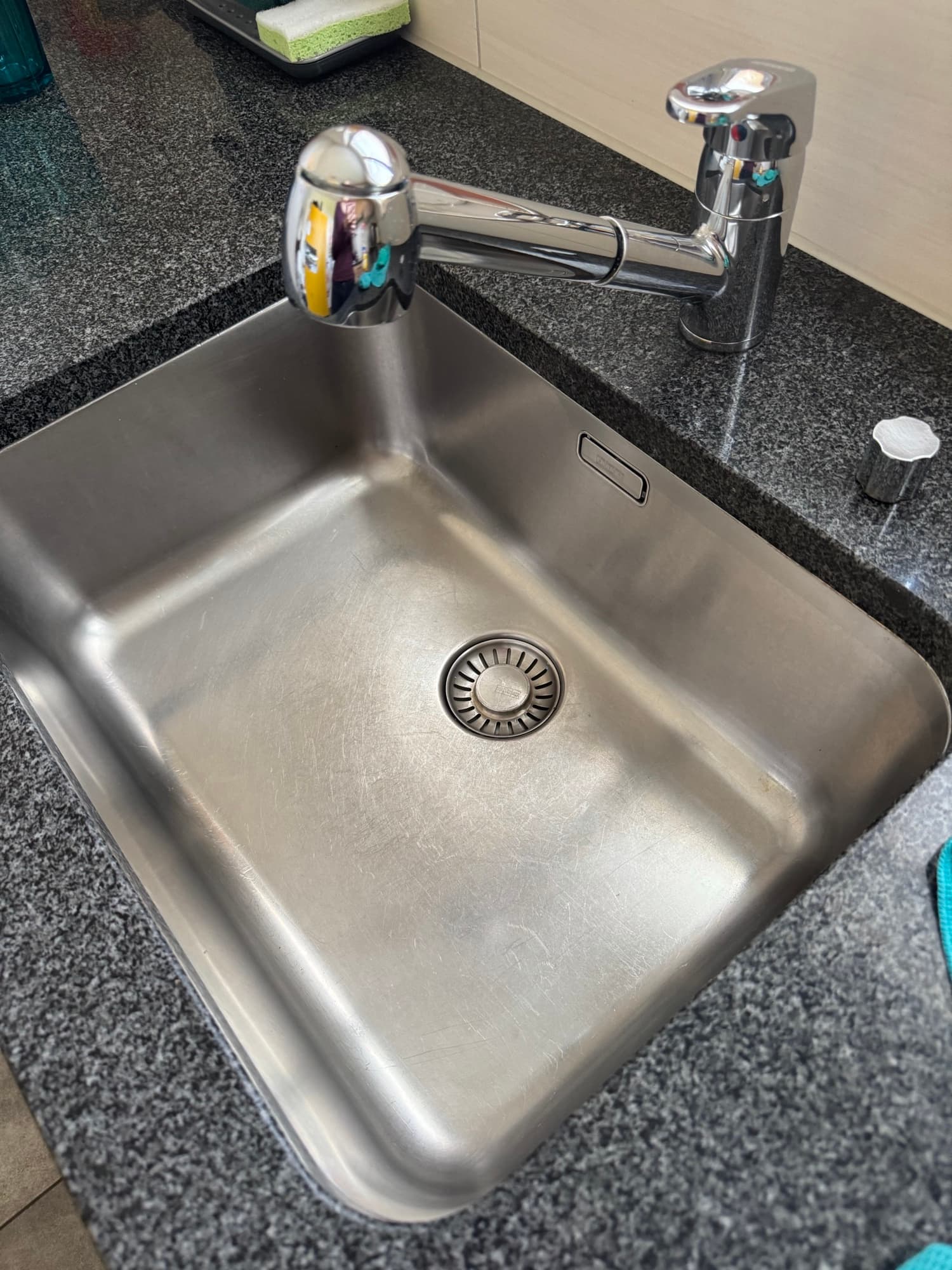 Frisch gereinigte Küchenspüle aus Edelstahl