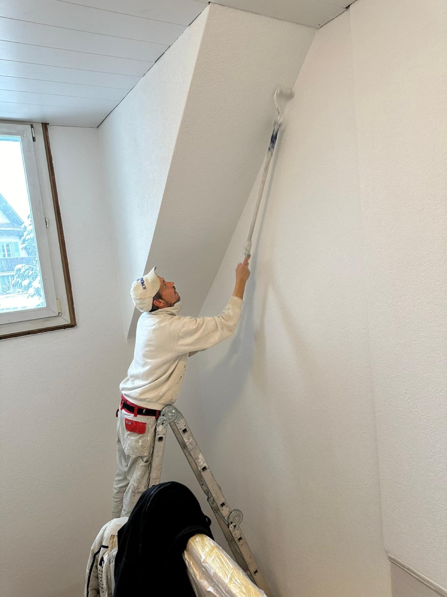 Daniele Vagnuzzi beim Streichen einer Wand
